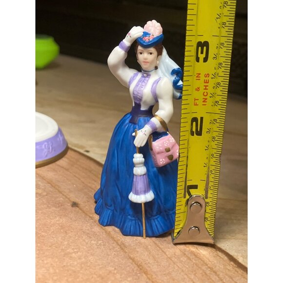 Avon Mrs PFE Albee Miniature Figure and Plastic Display Dome - Picture 6 of 11